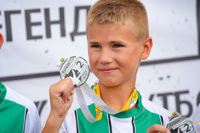 Юный футболист показывает медаль Буткапа